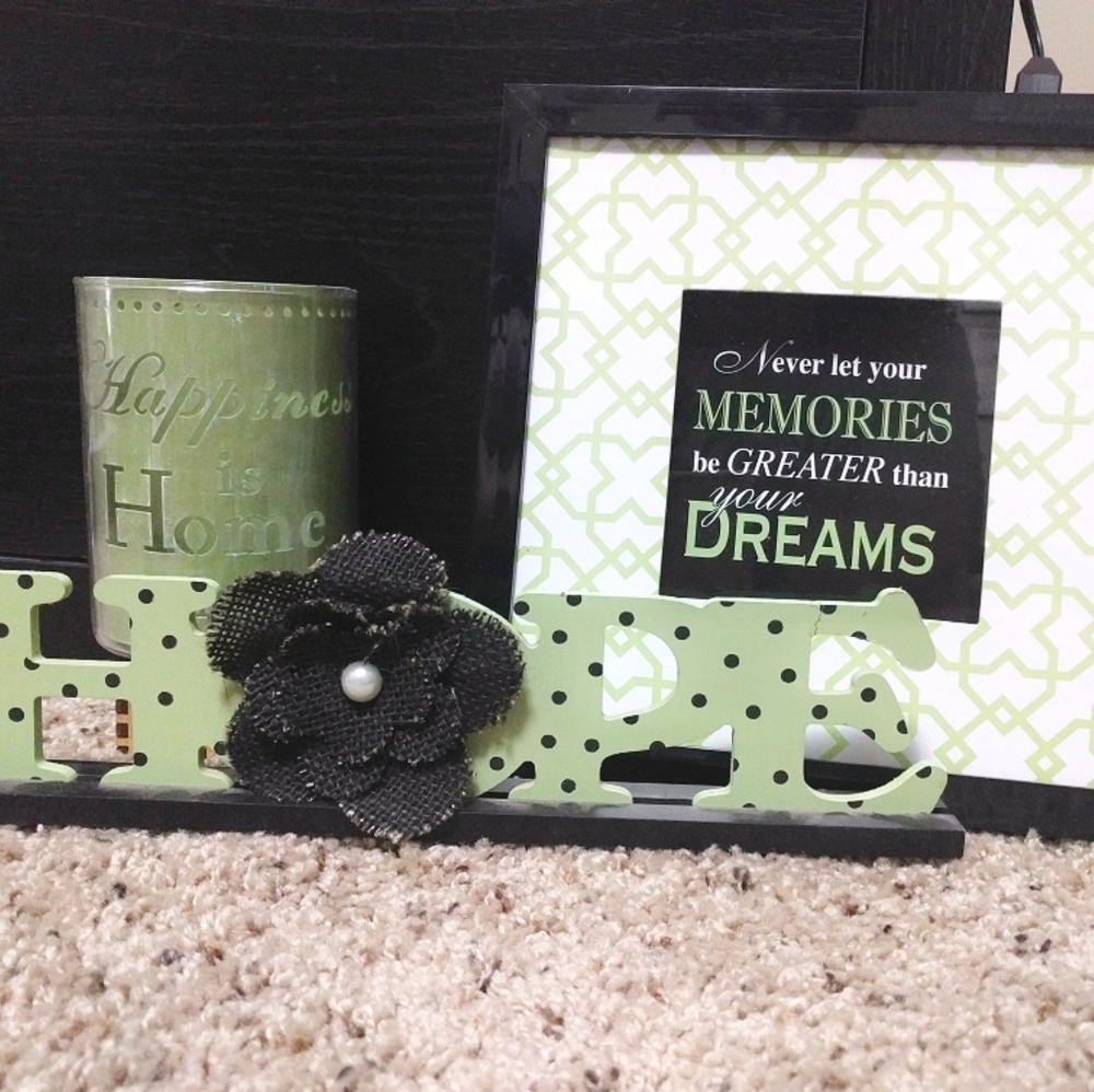 💥2/$8💥 Matching set of decor